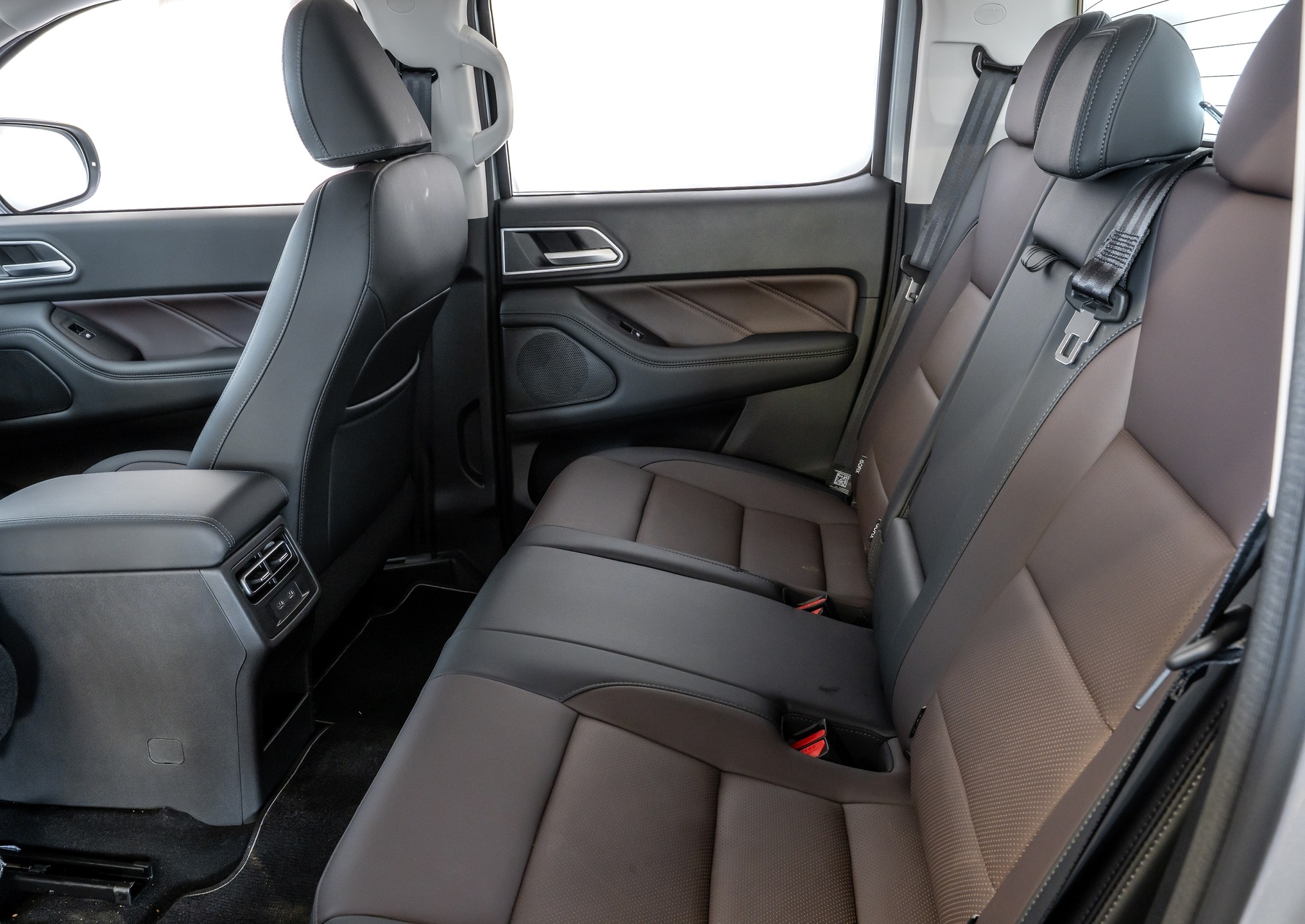 A segunda fileira da Poer P30 oferece conforto de sobra para os passageiros, com bom espaço para pernas, acabamento refinado e saídas de ar dedicadas.