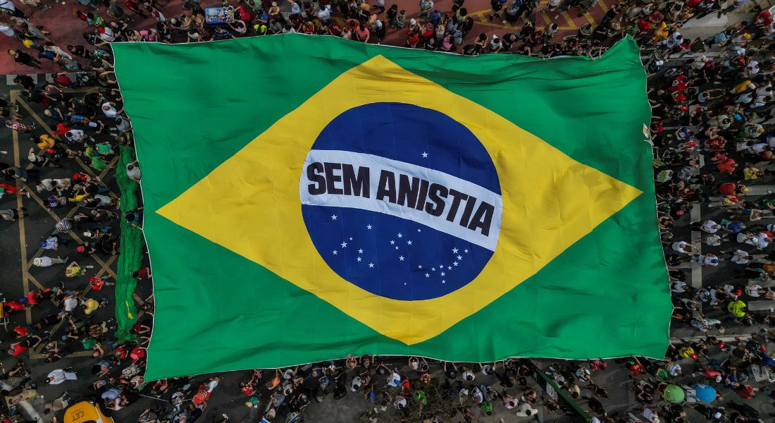 Bandeira do Brasil erguida em protesto na Av. Paulista contra a anistia e a PEC da Blindagem em 21 de setembro de 2025