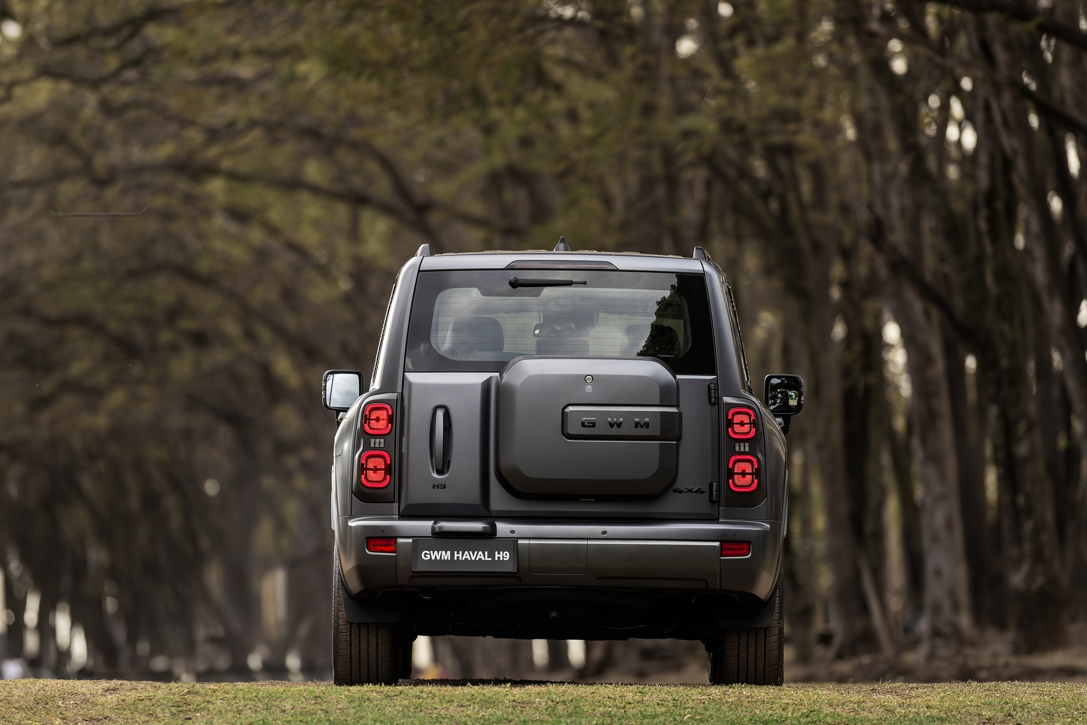 Linhas robustas e lanternas 3D em LED dão personalidade ao H9.