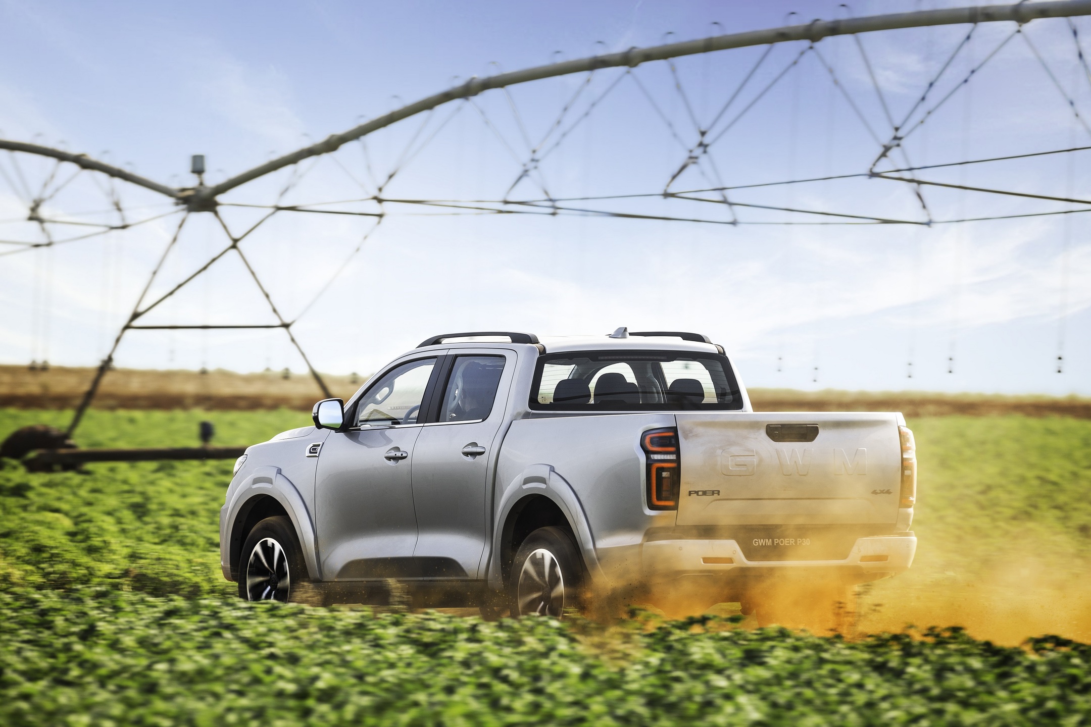 A caçamba da Poer P30 tem capacidade para 1 tonelada, 1.248 litros de volume e pode rebocar mais de 3.100 kg, sem abrir mão de um visual sofisticado. 