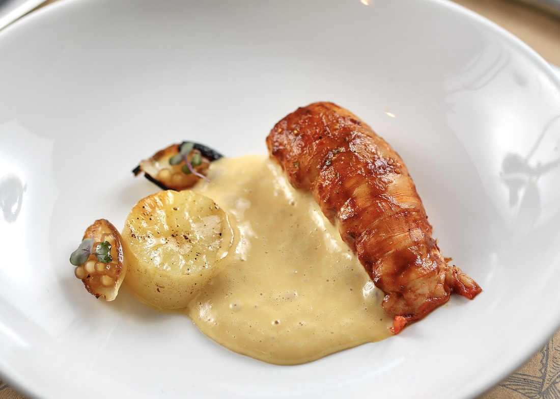 Lagosta em bearnaise asiática, pupunha confit, sagu de tapioca e saladinha de capuchinhas