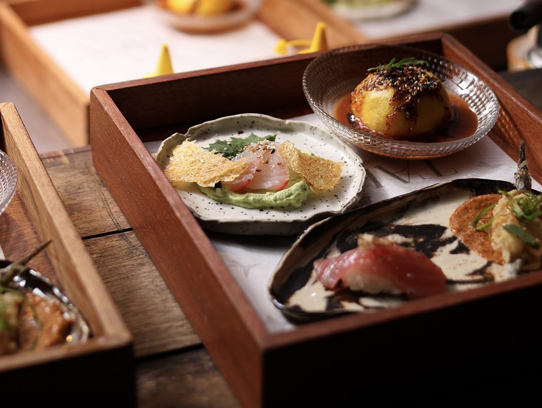 Bao de siri, crudo de peixe e tempurá de agulhinha 