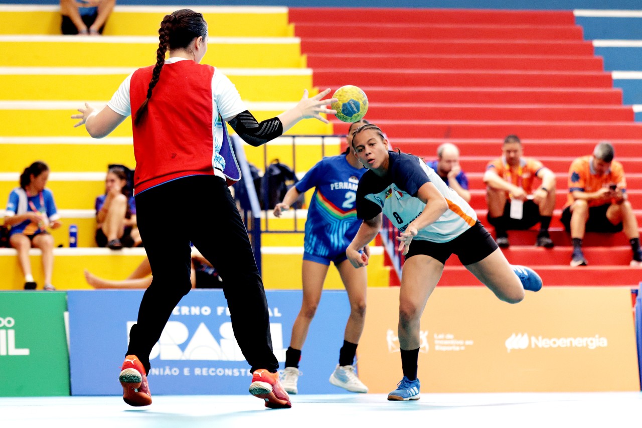 Sara tenta parar ataque do Rio Grande do Sul, durante jogo da semifinal