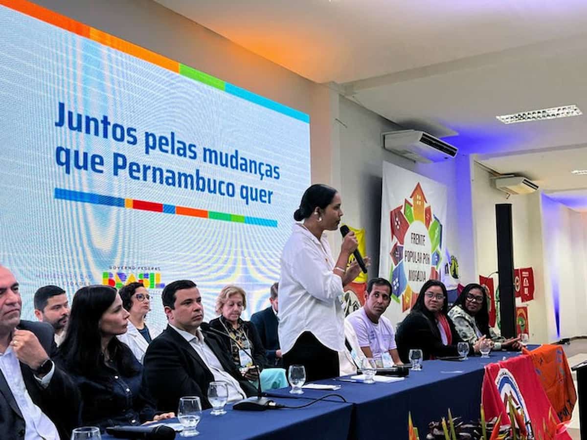 A coordenadora-geral, Luana Alves, durante anúncio em Recife. 
