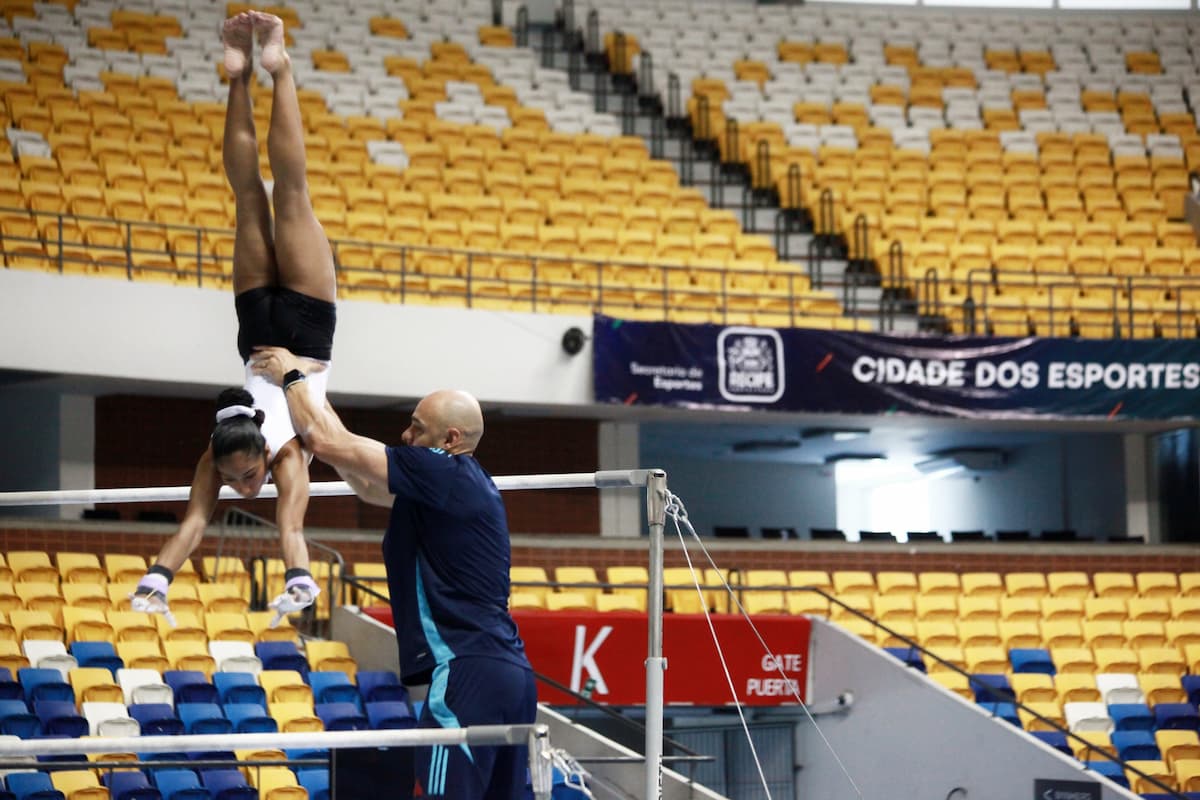 Ginasta realiza treino no Geraldão