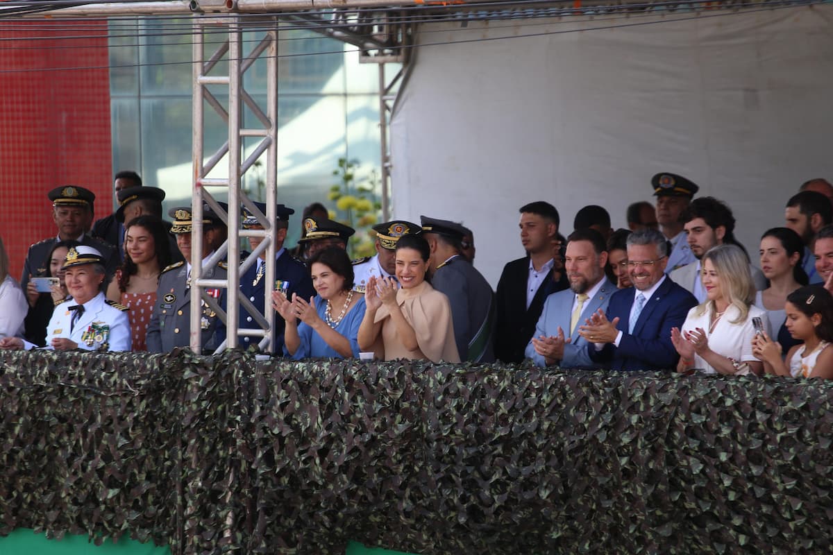 Governadora Raquel Lyra e outras autoridades no desfile cívico-militar no Recife