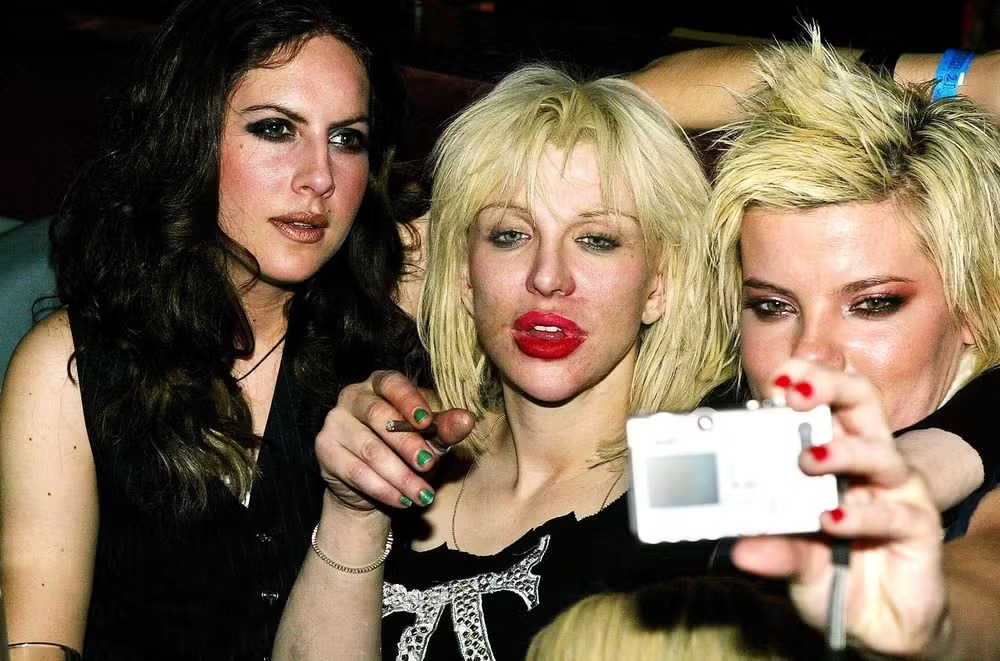 Courtney Love e amigas em foto de 2004 