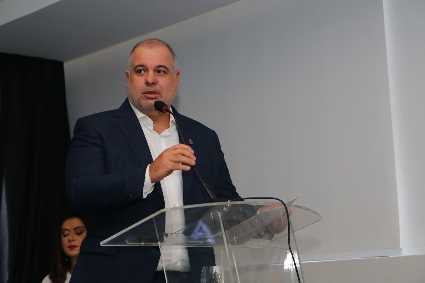 Albert Ferreira discursa no evento de aniversário do RHP