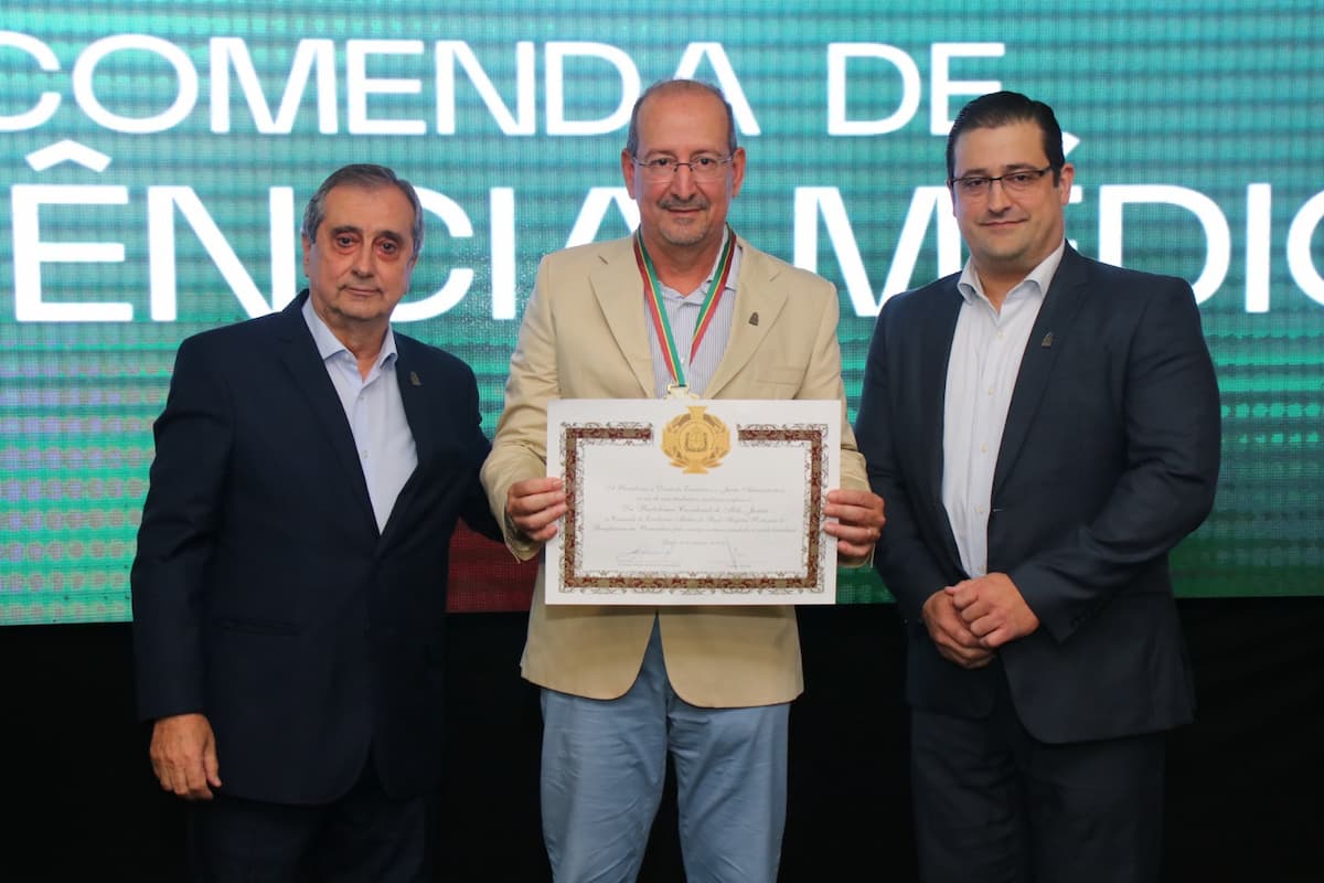 Bartolomeu Cavalcanti recebe homenagem do Hospital Portugês