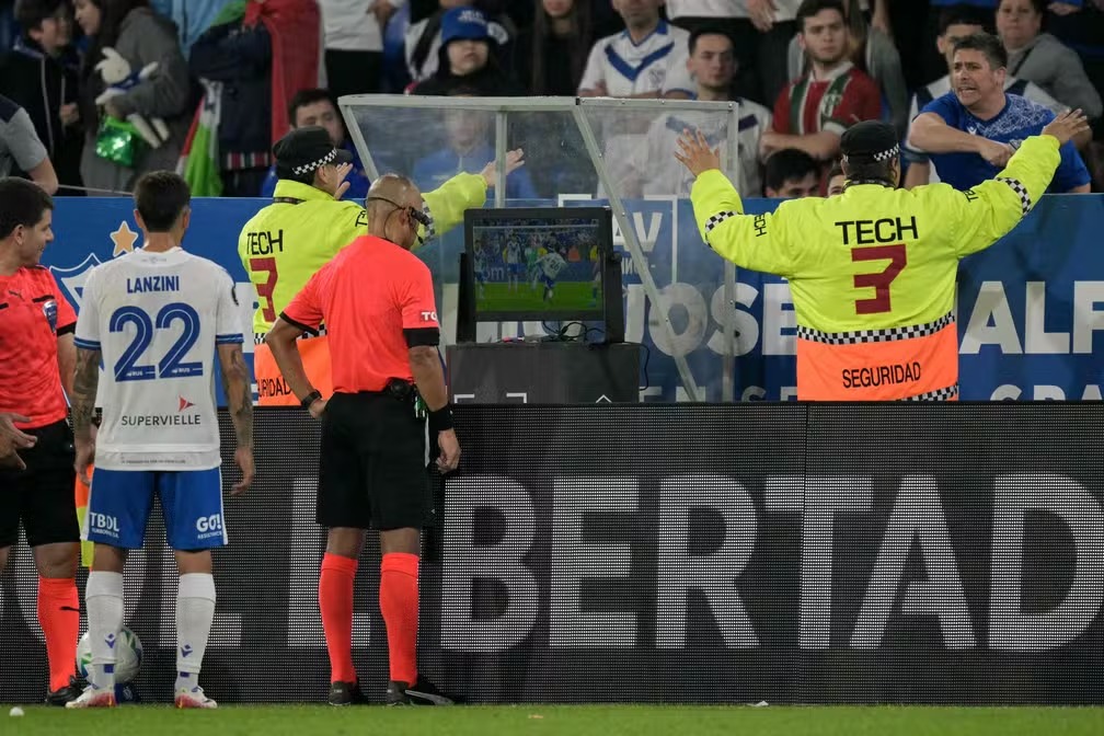 O equipamento visto de trás, enquanto Wilton checa o monitor do VAR 