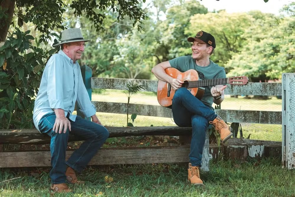 Michel Teló e o pai, Aldo Teló, em fazenda 