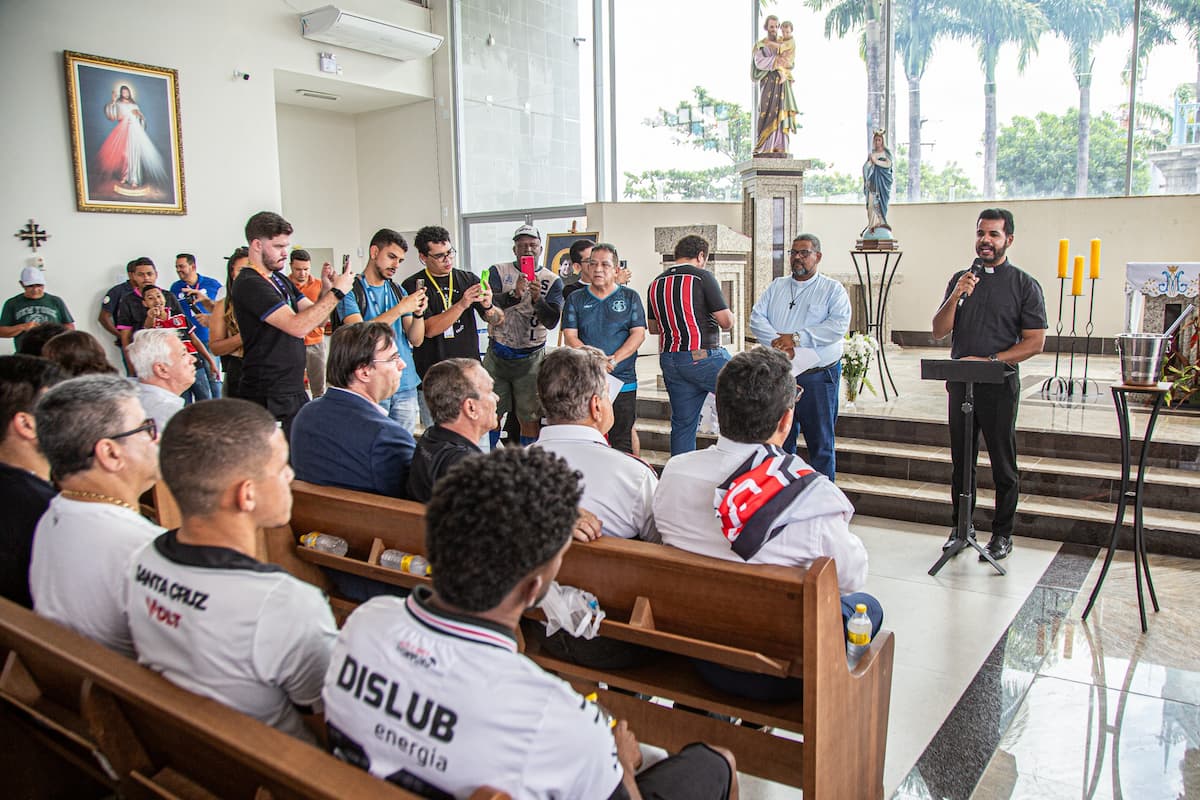 Padre Emerson Borges, reitor do Santuário de Nossa Senhora da Conceição, recebeu a deleção do Santa Cruz 