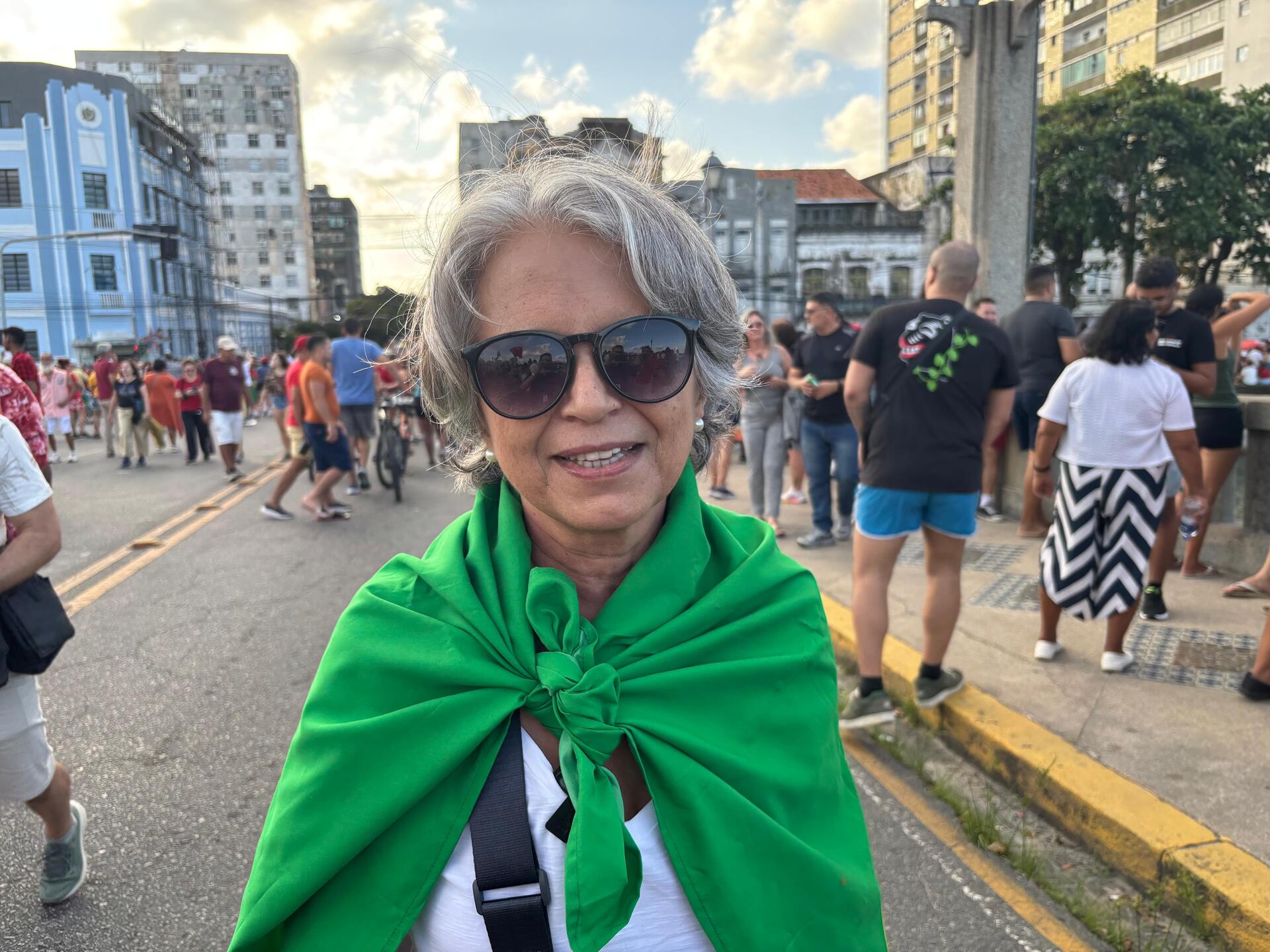 Paula Rubens compareceu ao ato envolvida na bandeira do Brasil