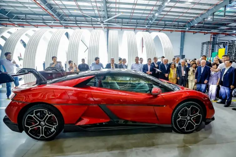 Presidente da República, Luiz Inácio Lula da Silva, durante visita à linha de montagem de veículos da BYD. Polo Petroquímico, Camaçari - BA. 