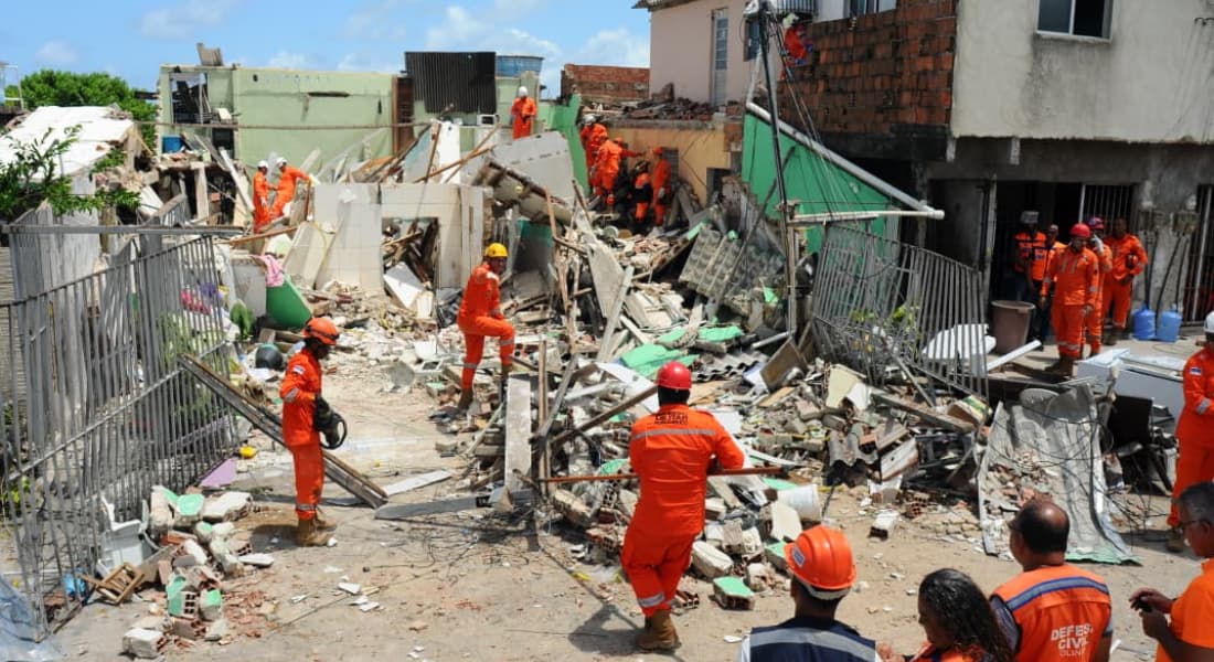 Desabamento de residencial em Olinda deixou dois mortos e dez feridos