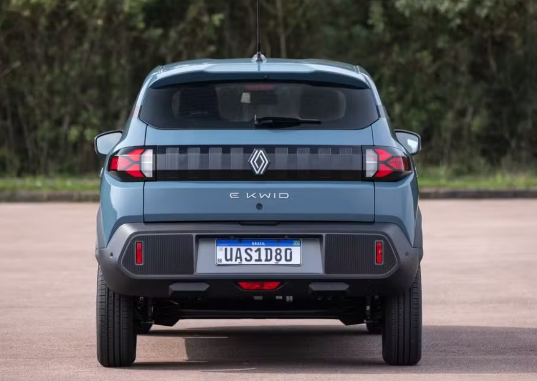 Lanternas geométricas unidas por faixa preta deixam a traseira do Novo Kwid E-Tech mais moderna e próxima do design europeu.