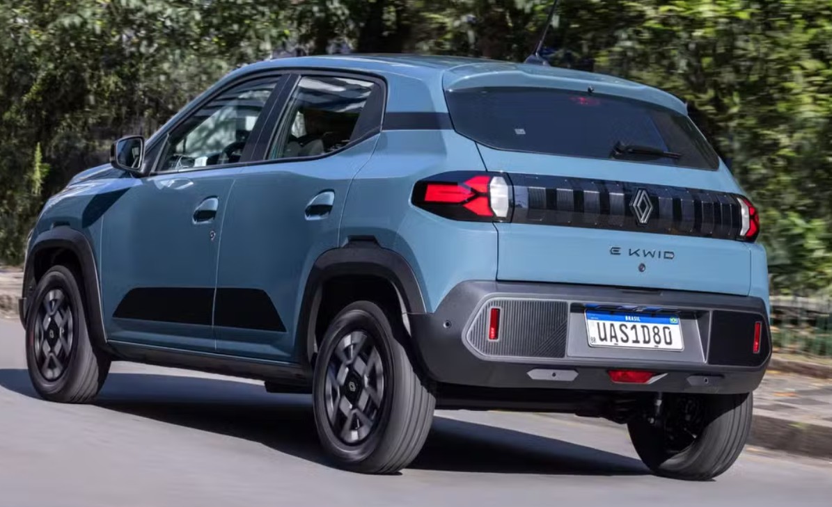 Perfil urbano e compacto, agora o Kwid E-Tech tem rodas redesenhadas e frisos discretos em preto.