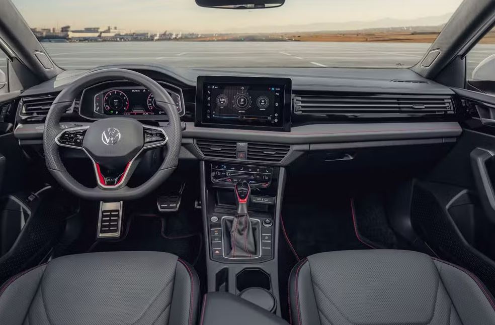 Interior do Jetta GLI 2026 aposta em acabamento refinado, central multimídia de 10