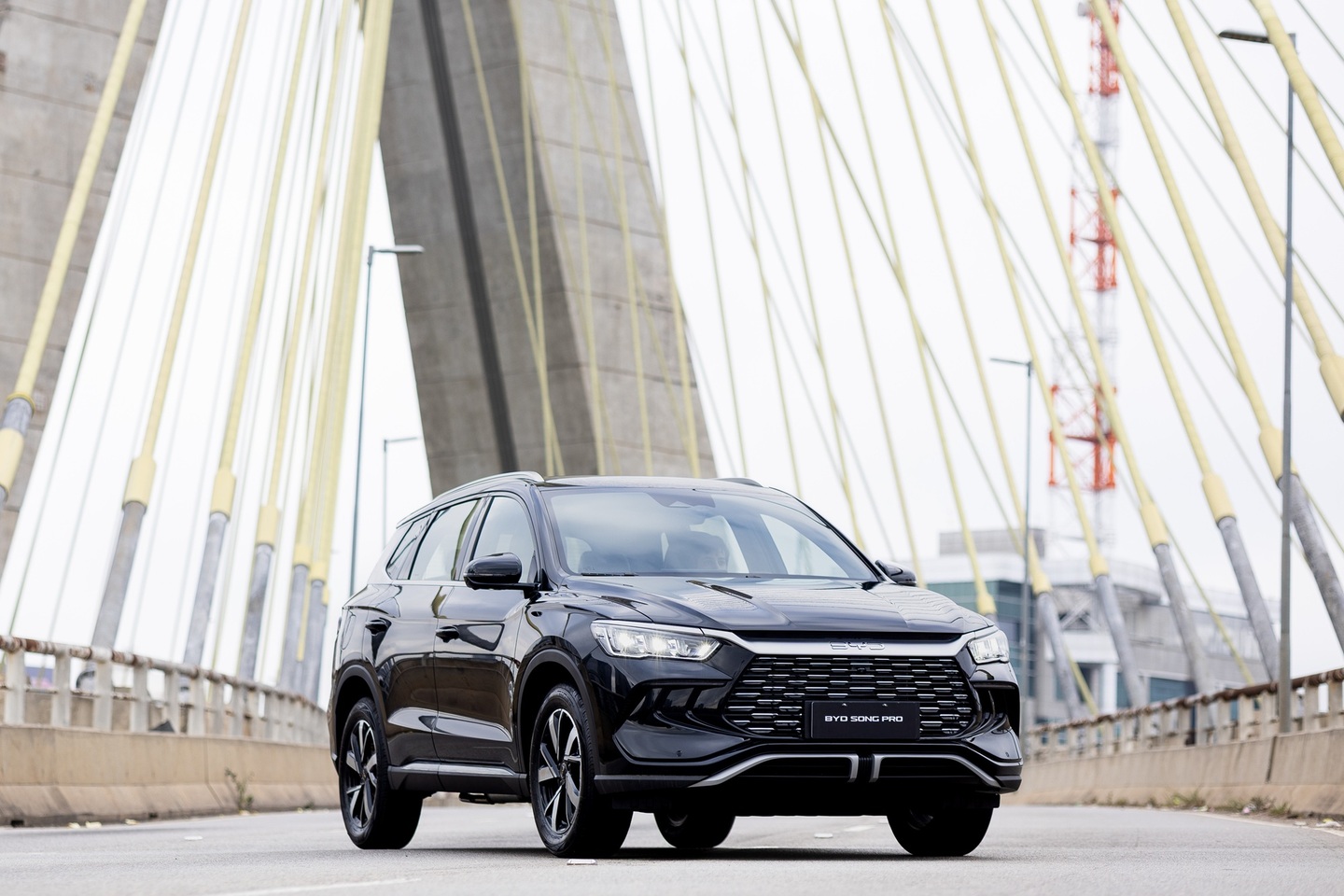 Tecnologia super-híbrida plug-in flex fuel, aplicada ao SUV BYD Song Pro com motor 1.5. 