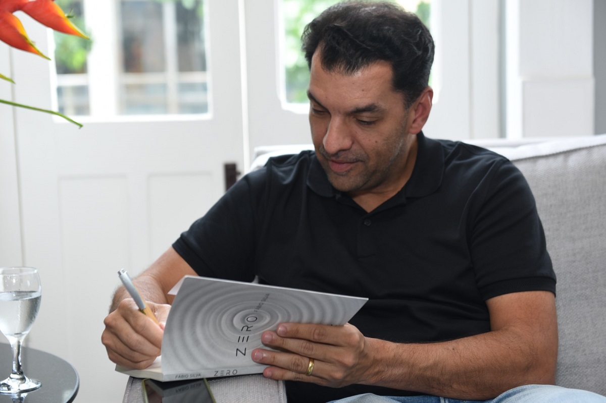Fábio Silva, CEO da Reda Muda Mundo, assina livro 