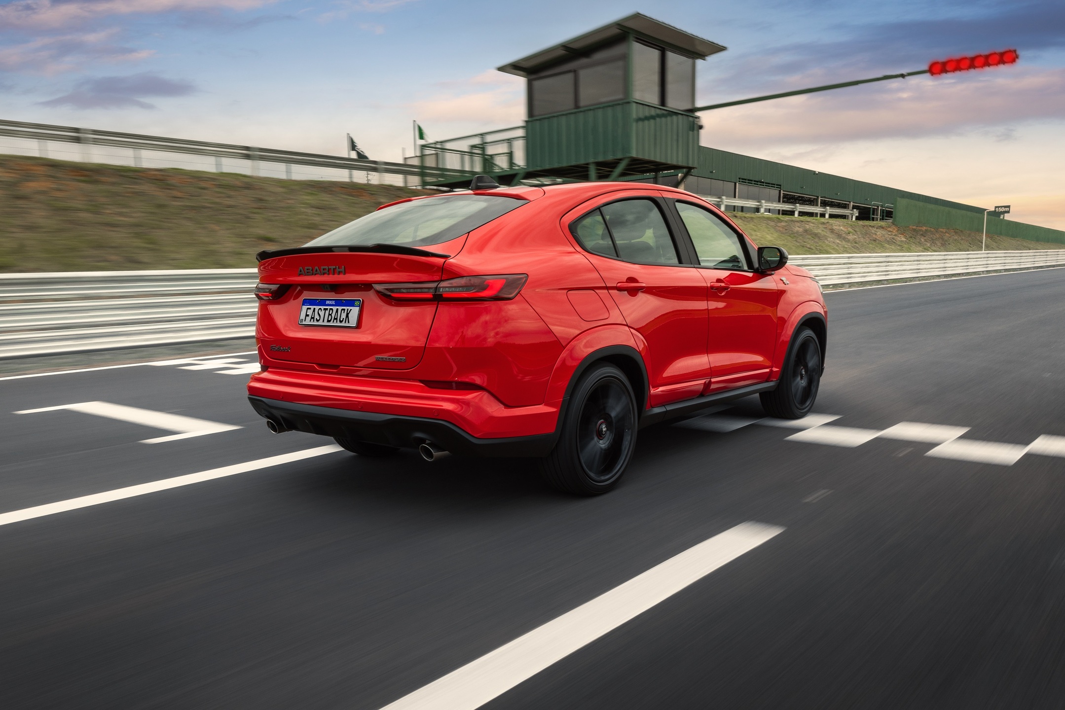 Escape duplo e linhas marcantes: o ronco que impõe respeito acompanha o design do Fastback Abarth 2026