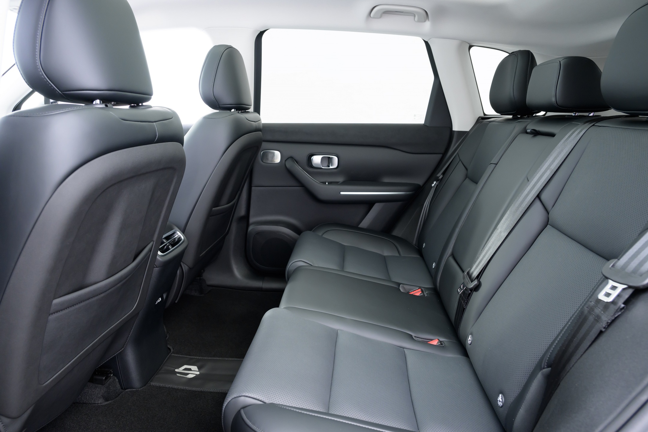 Entre-eixos de 2,82 m garante bom espaço para as pernas e conforto nas duas fileiras de assentos. 