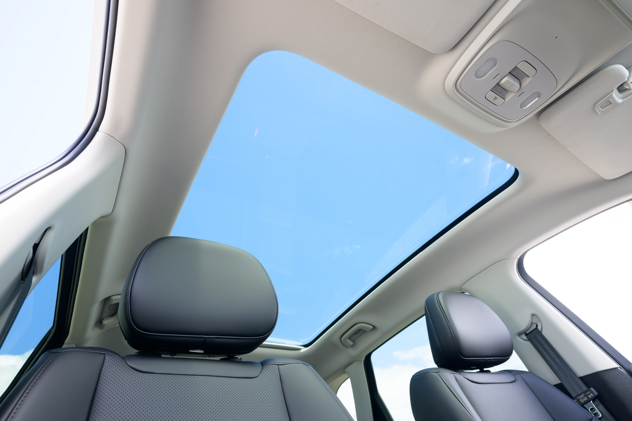 Teto panorâmico Sky View de 2,1 m² percorre toda a extensão da cabine e conta com cortina elétrica. 