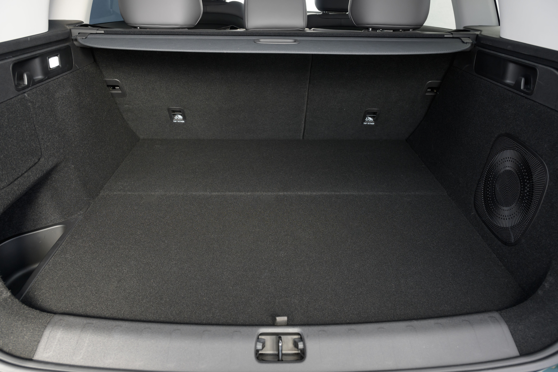 Porta-malas do C10 leva 465 litros na versão elétrica e 435 litros na híbrida.