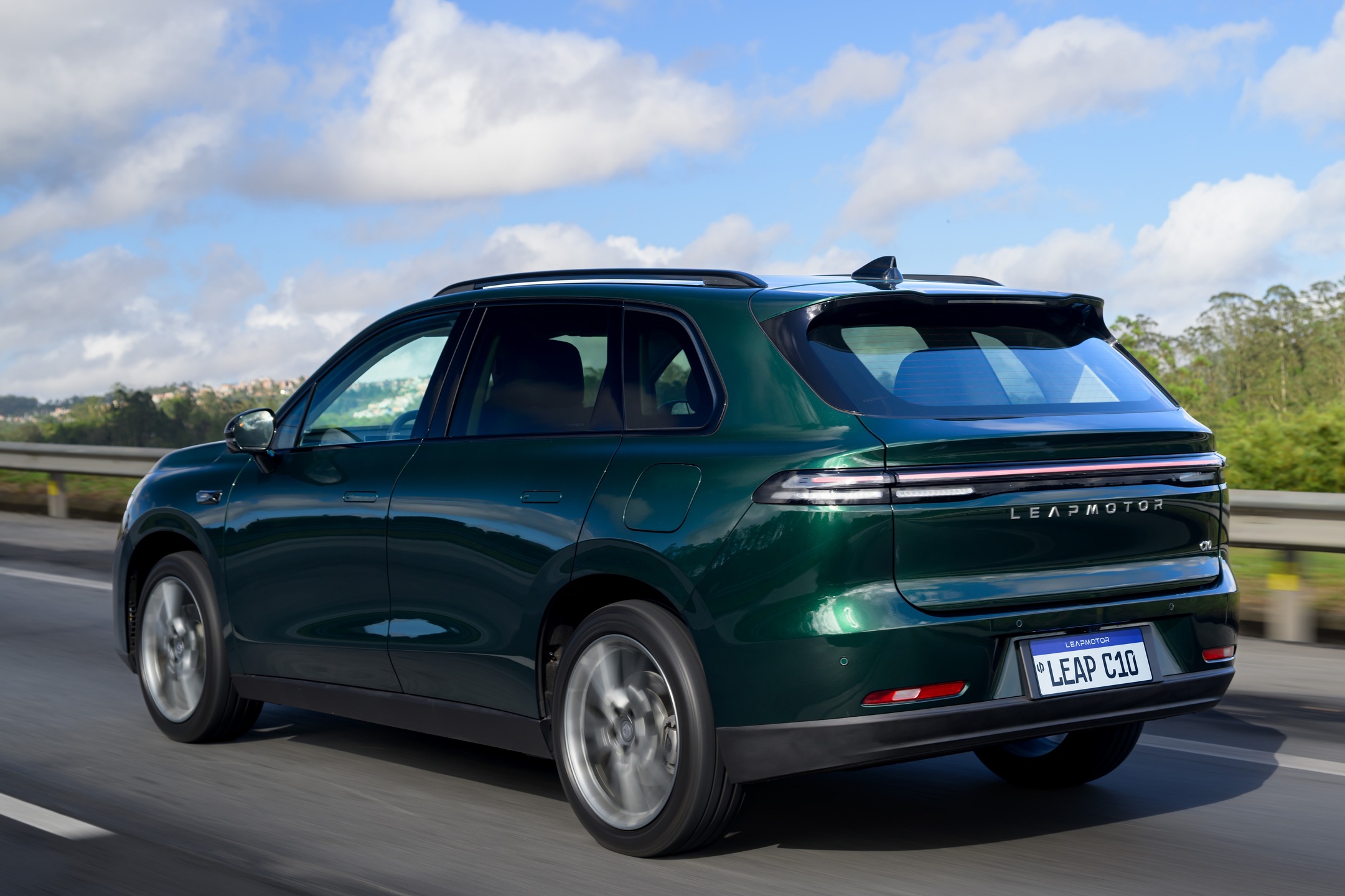 Traseira do Leapmotor C10 tem lanternas conectadas por faixa de LED e visual sofisticado.