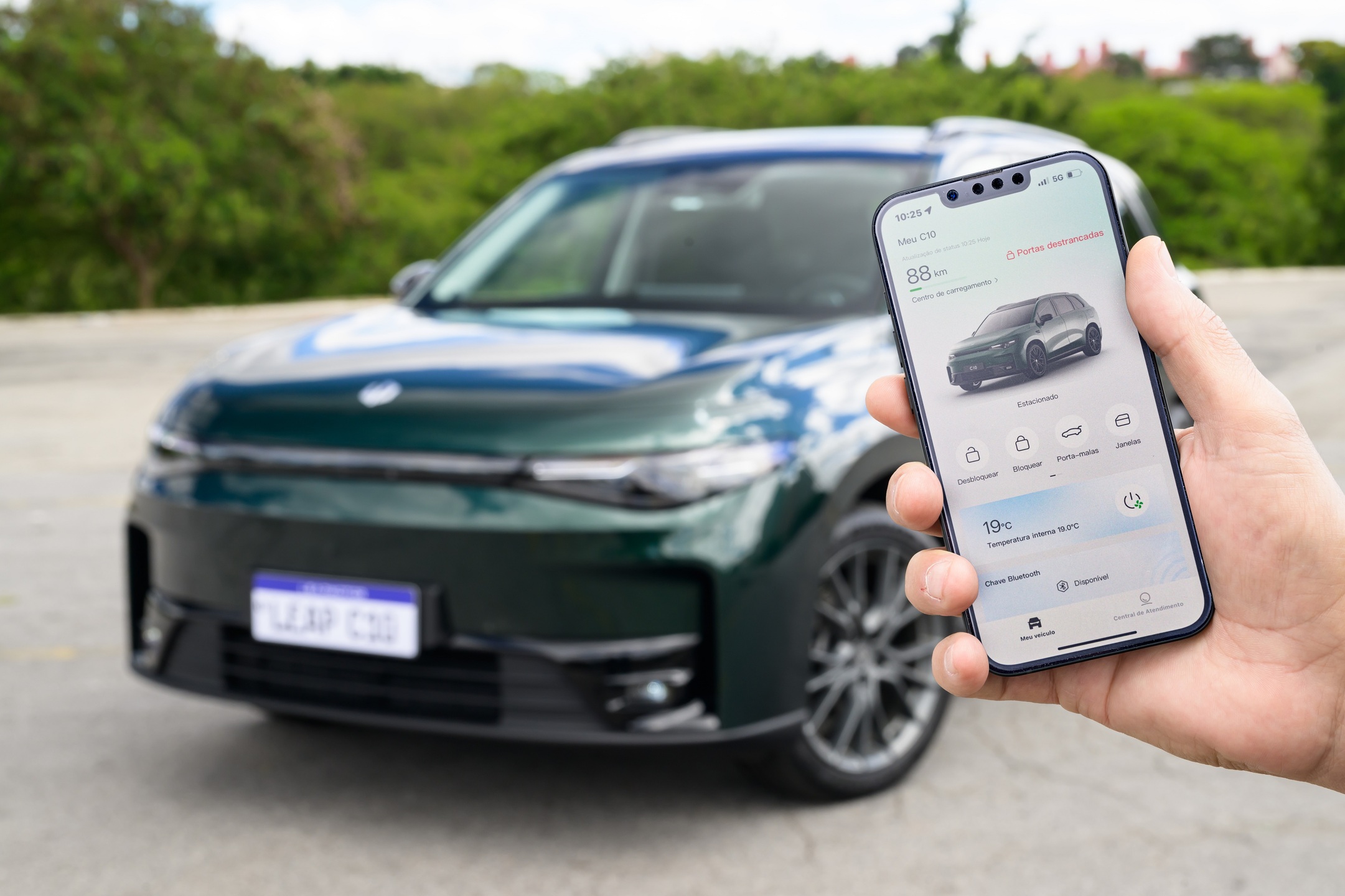 No Leapmotor C10 o celular pode ser usado como chave digital e pelo app é possível monitorar a carga da bateria, ajustar a climatização e programar rotas.