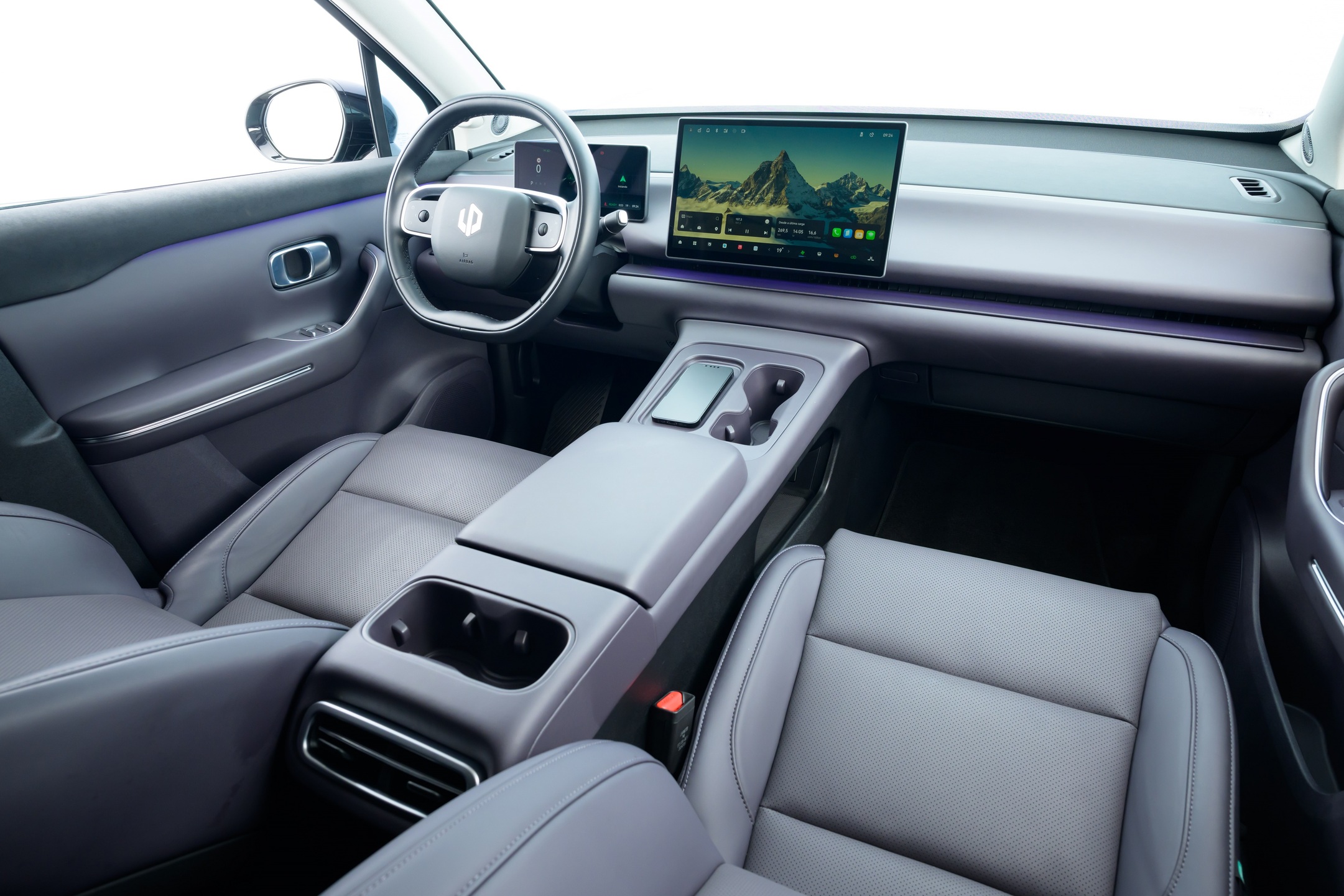 Cabine do Leapmotor C10 tem visual minimalista e acabamento de boa qualidade, com poucos botões físicos. 