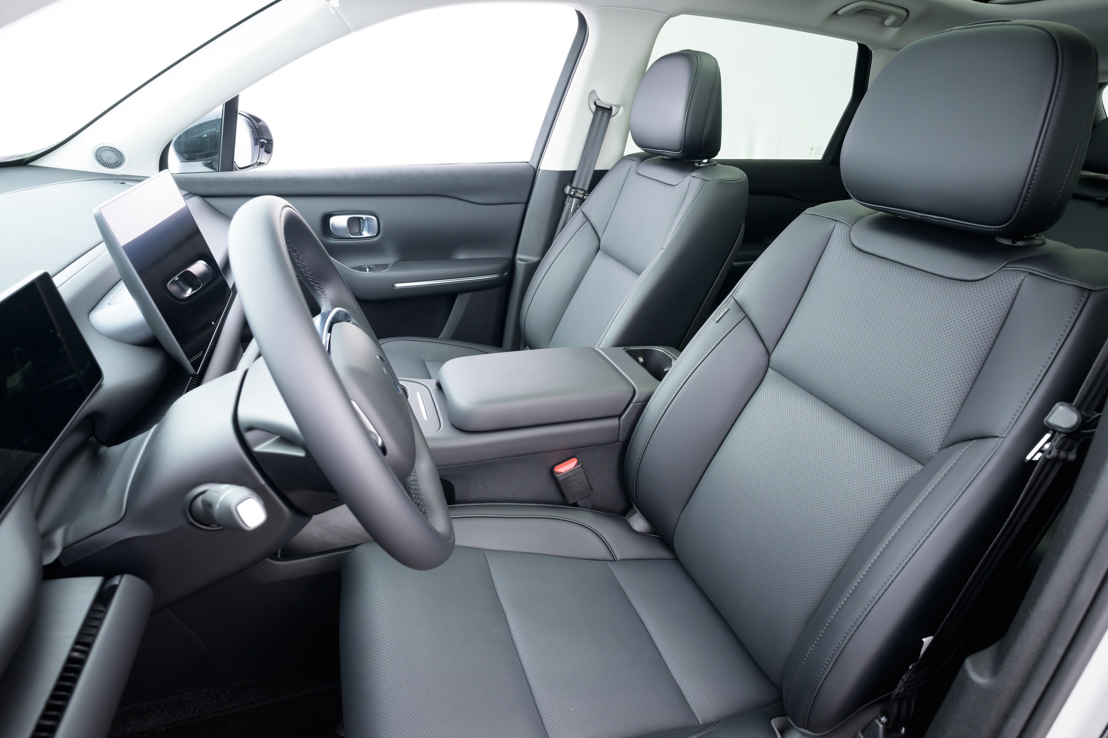 Bancos dianteiros têm ajustes elétricos, aquecimento e memória de posição; conforto é um dos destaques do C10. 