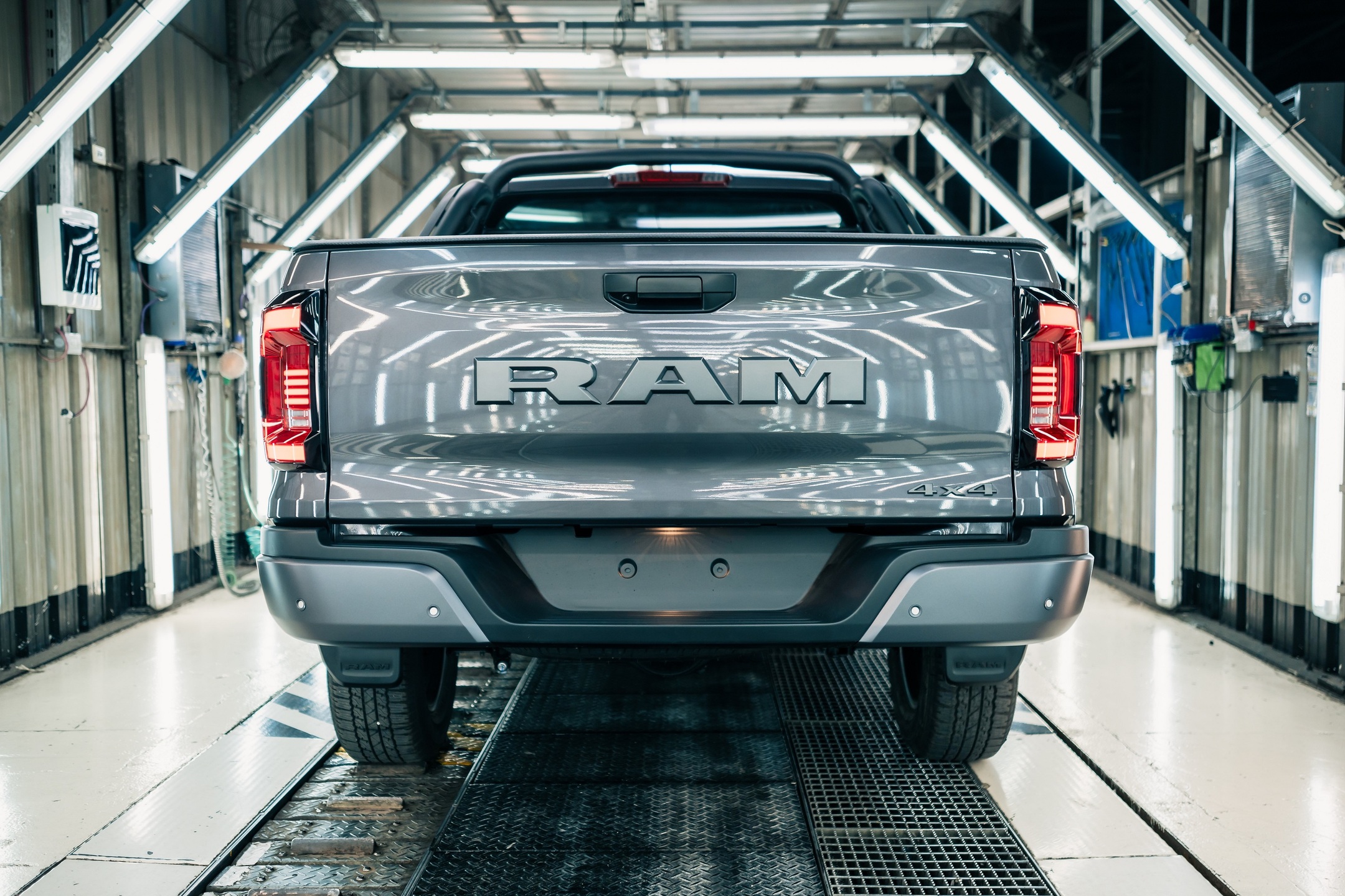 Caçamba da Ram iluminada com Rambar (Santo Antônio) reforça o estilo off-road. 