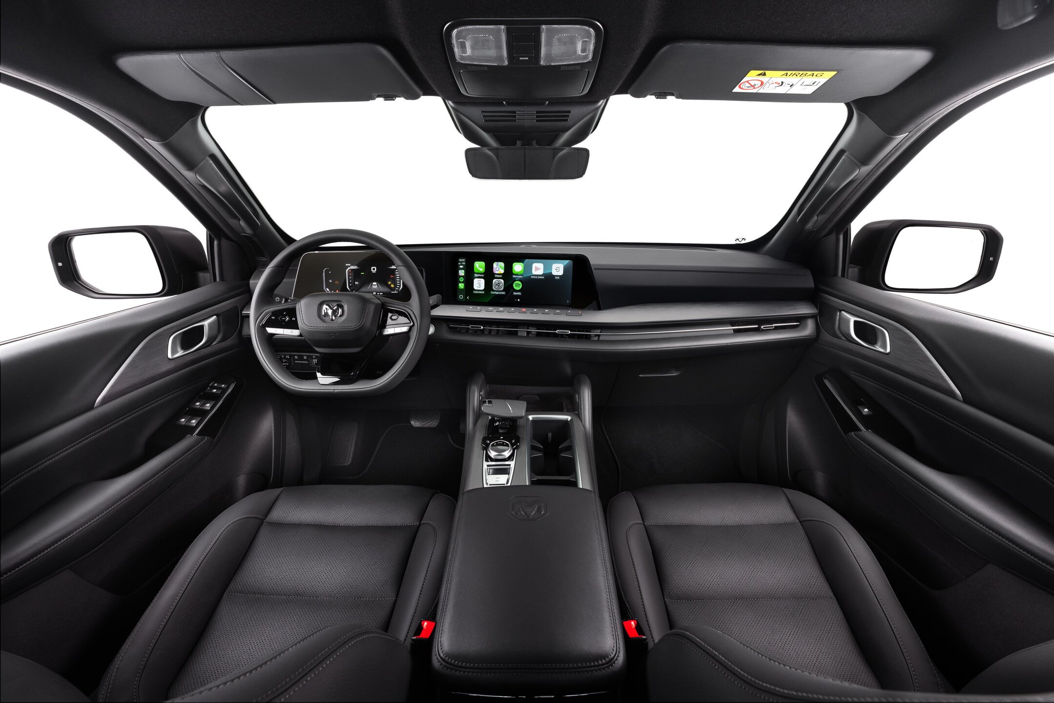 Duas telas lado a lado e acabamento premium definem o painel da Ram Dakota.