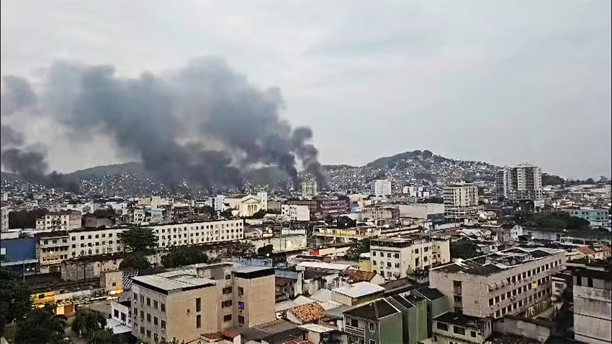 Megaoperação no RJ tem bombas lançadas por drones. Barricadas em chamas em reação à Operação Contenção.