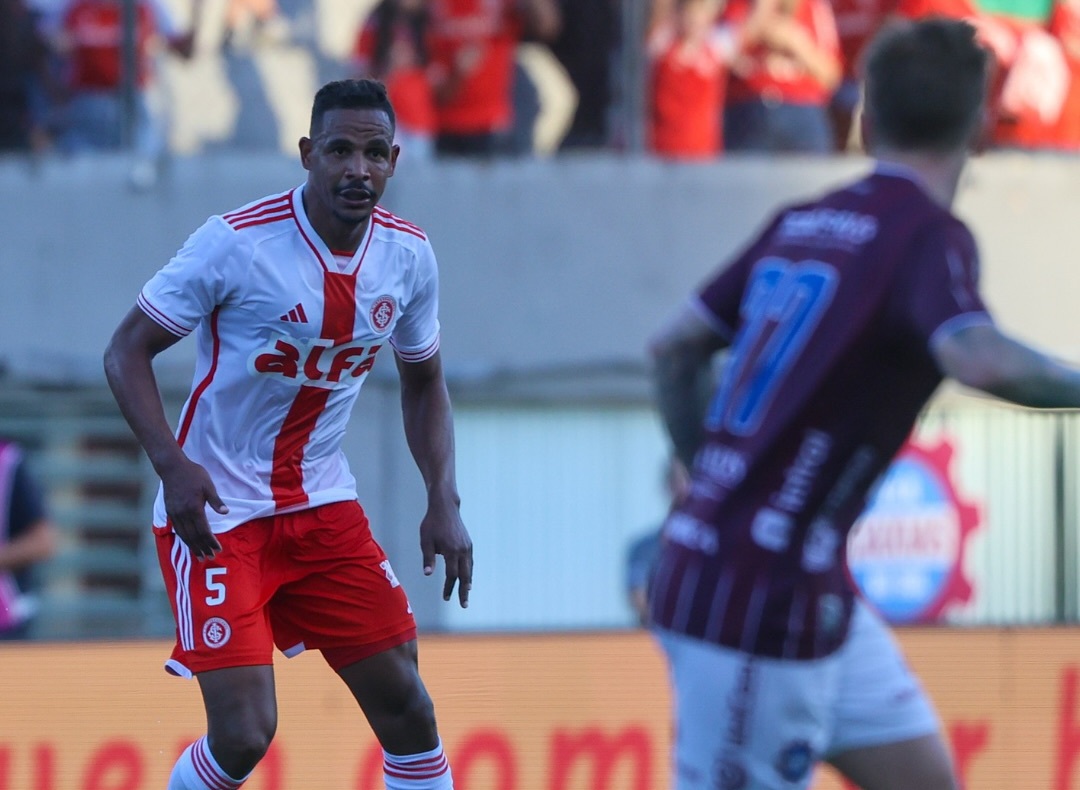 Zagueiro/Volante Fernando, em ação pelo Internacional | Foto: Reprodução/@fernandoreges