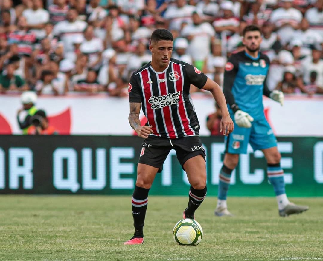 Ítalo Melo em ação com a camisa do Santa Cruz 