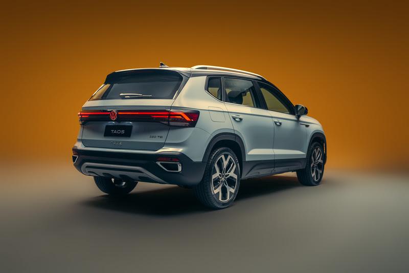 Traseira do Taos 2026 adota barra luminosa em LED e logo iluminado, seguindo o novo padrão visual da Volkswagen.