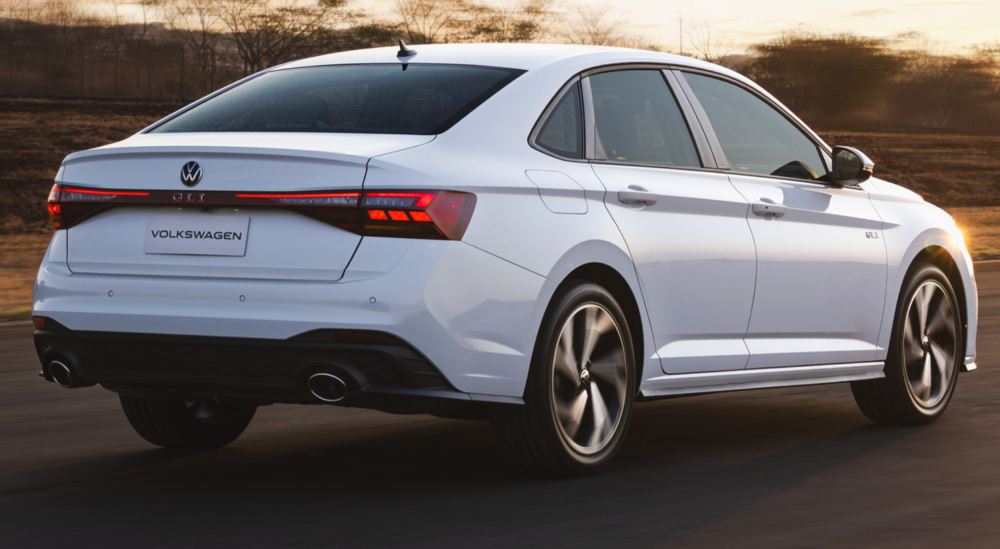 Traseira do Jetta GLI 2026 ganha lanternas interligadas por uma faixa de LED e saídas duplas de escapamento cromadas.