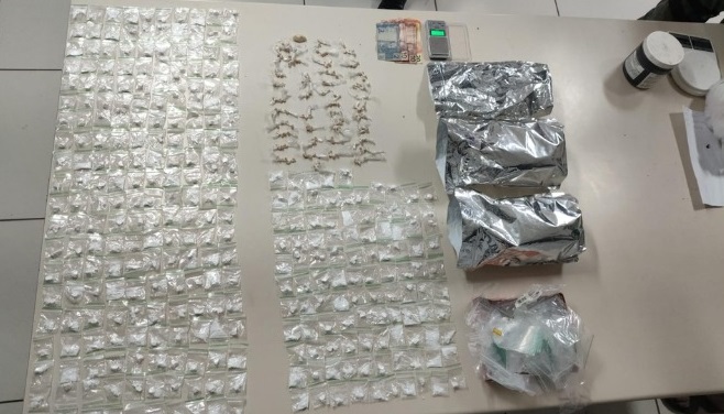 Entorpecentes foram encontrados em três bolsas escondidas próximas às covas