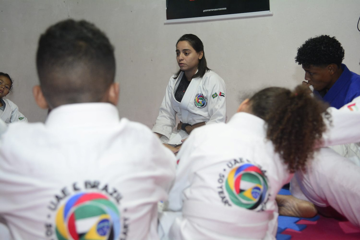 Horrana Sales, ao fundo