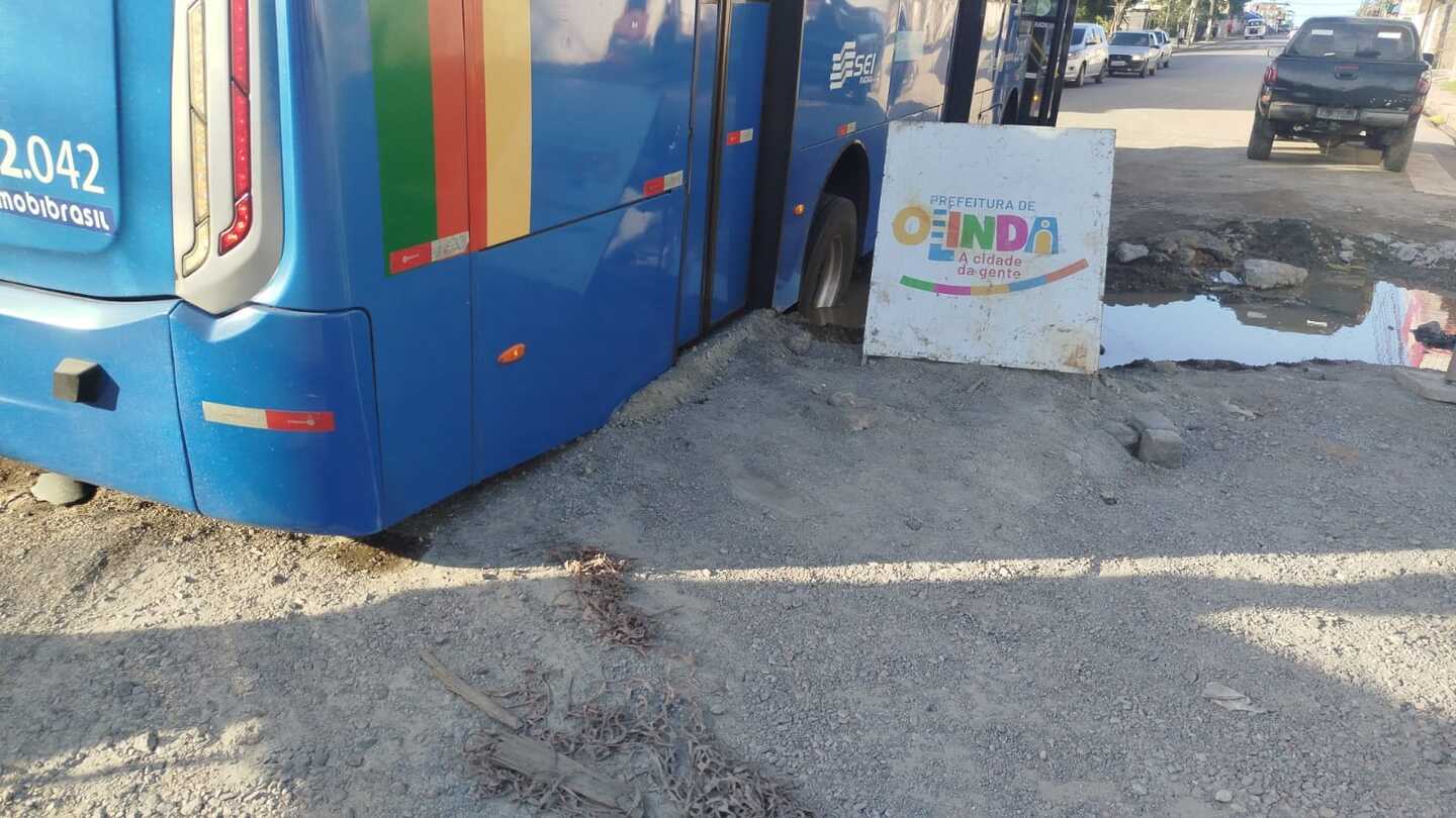 Buraco no cruzamento da Avenida das Garças e da Avenida Tiradentes