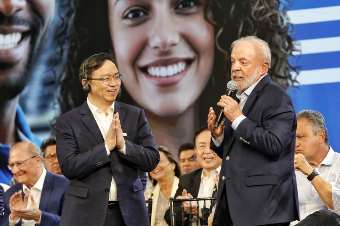 O presidente da BYD, Wang Chuanfu, e o presidente Lula na inauguração da BYD na Bahia