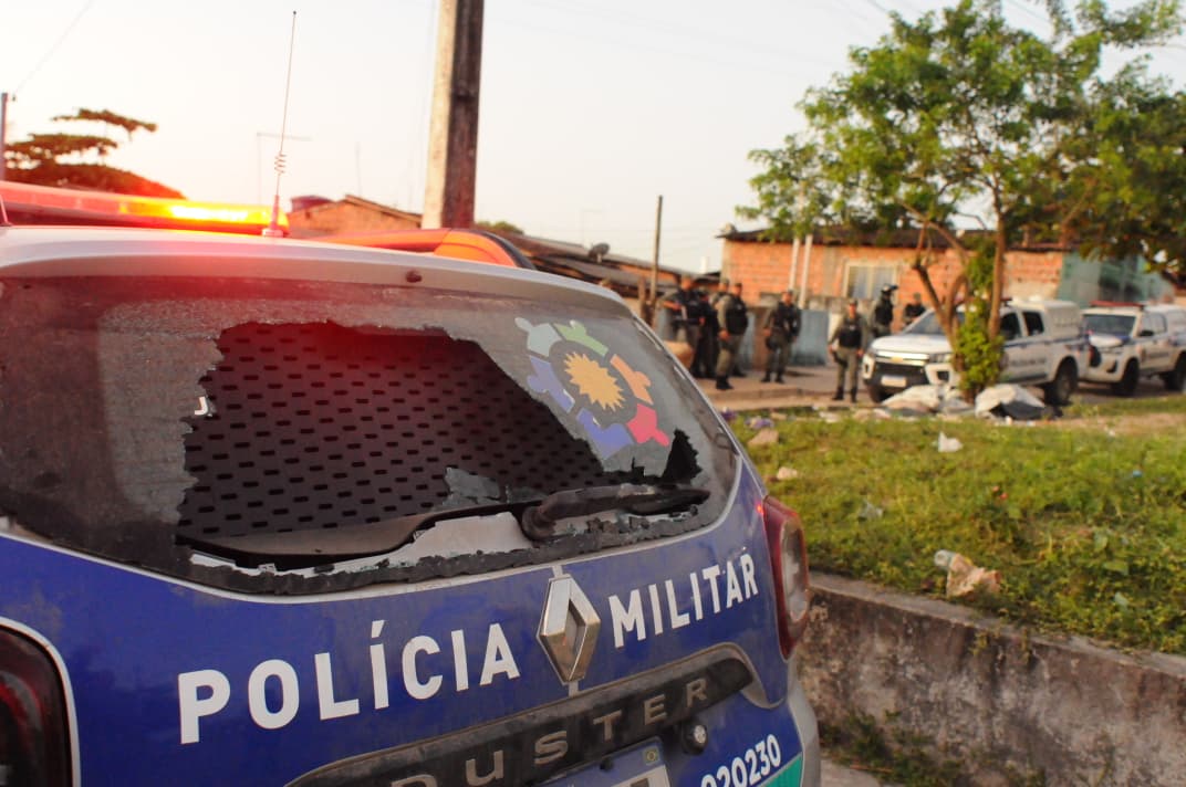 Vidro de viatura da PMPE foi quebrado em protesto