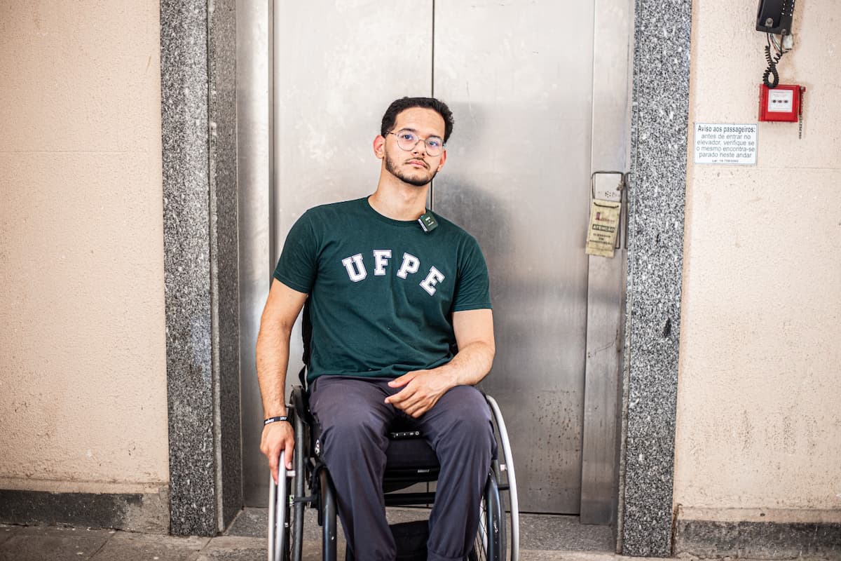 Heberth, estudante da UFPE, na frente de elevador quebrado