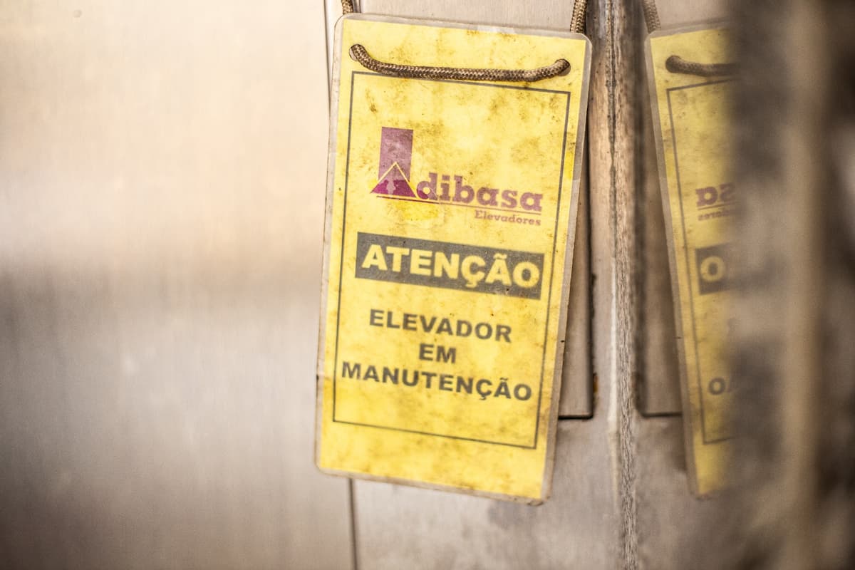 Placa de manutenção do elevador da UFPE que acessa o andar de anatomia