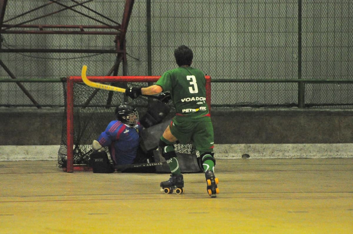 Lance entre Clube Português e Sport em edição anterior do Campeonato Brasileiro de Hóquei