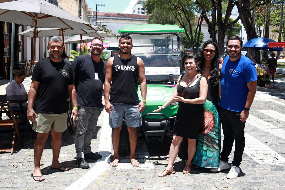 Turistas estream primeiro ásseio do