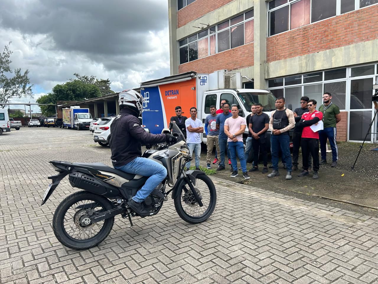 Os dois cursos são gratuitos e voltados à educação no trânsito