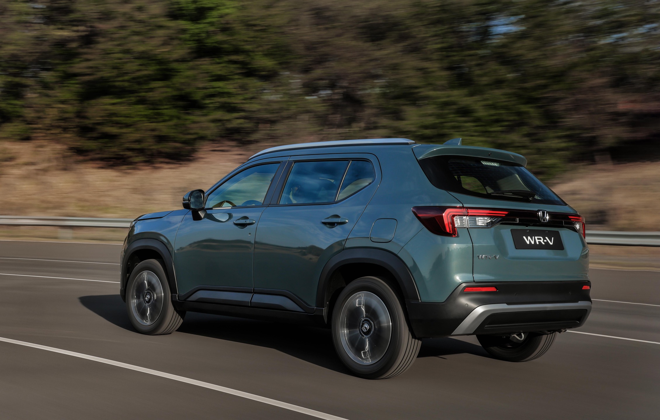 Traseira com lanternas em LED e design elevado reforça o ar aventureiro do WR-V 2026.